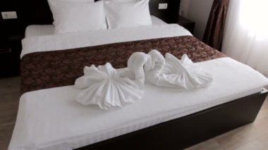 güzel bir otel odasında bir Çift Kişilik Yatak