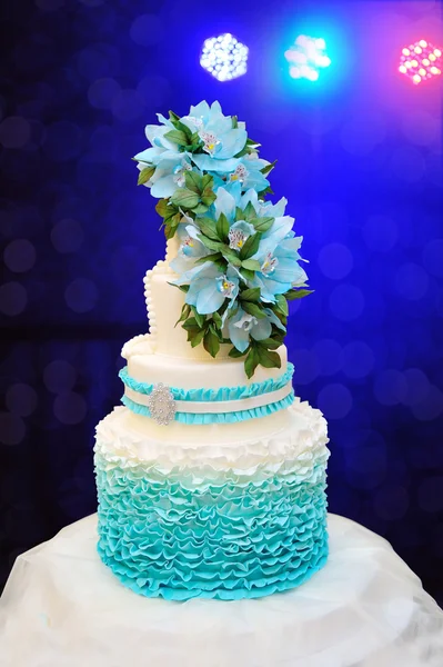 Beautiful turquoise three-tiered wedding cake on table — Stock Photo, Image