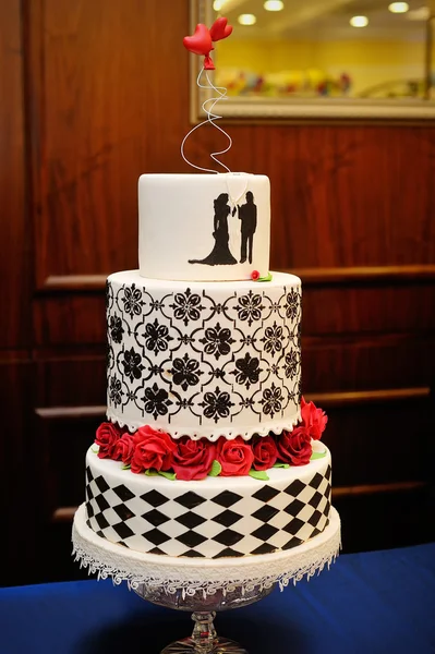 Drei Stufen blau-weiße Hochzeitstorte mit Süßwaren-Rosen — Stockfoto