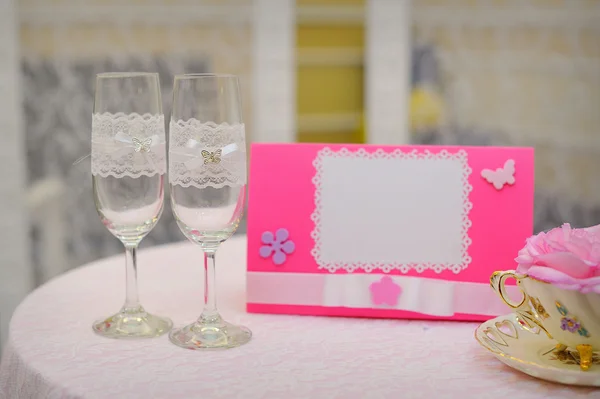 Pair of wedding wineglasses on the table frame — Stock Photo, Image