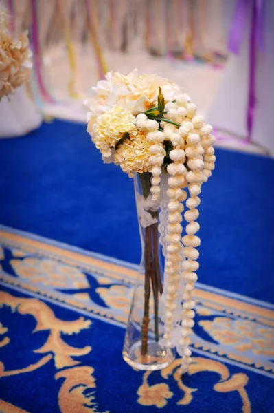 Vaso de casamento bonito com flores — Fotografia de Stock