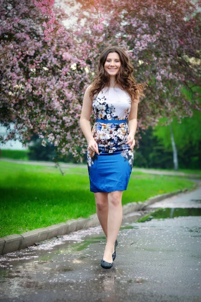 Bella ragazza cammina in giardino fiorito, primavera — Foto Stock