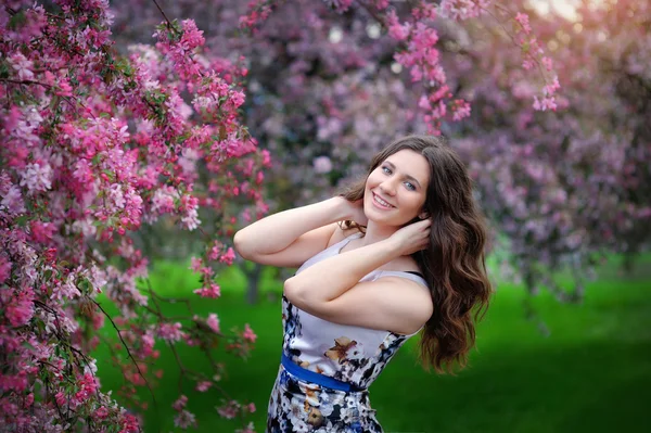 Jeune belle femme au parc de printemps — Photo