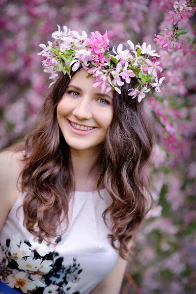 Ragazza nel lussureggiante giardino primaverile — Foto Stock