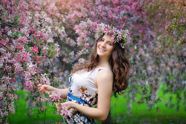 Portret van mooi meisje met krans, lente — Stockfoto
