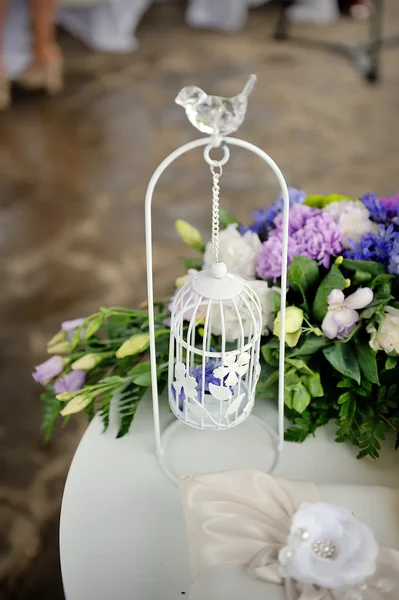 Bröllop inredning, vit med en fågelbur — Stockfoto