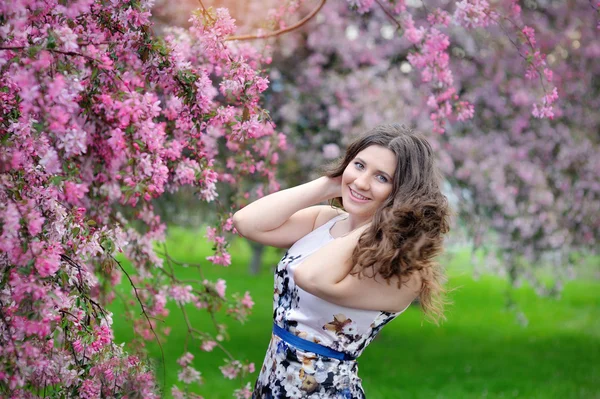 Mooi meisje in de lente tuin — Stockfoto