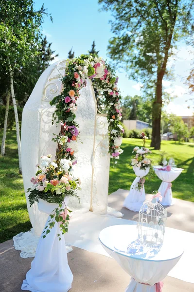 Inredda archway för bröllopsceremoni med färgglada blommor och — Stockfoto