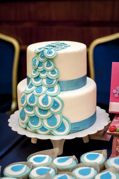 Gâteau de mariage à deux niveaux avec rubans bleus — Photo