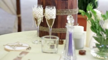 Düğün aksesuarları ve iki bardak şampanya ile tablo