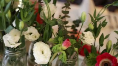 Masa restoranda düğün çiçekleri ile dekore edilmiş