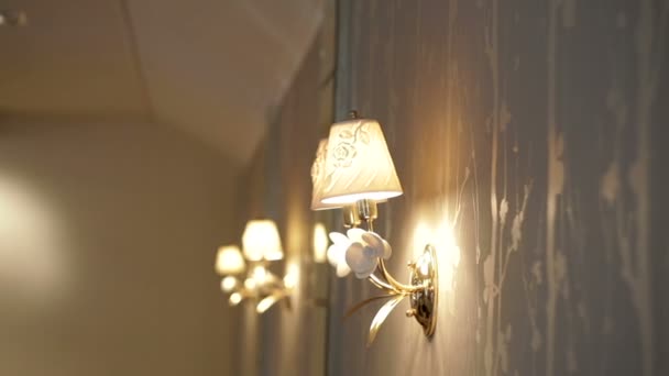 Hermosa lámpara de pared en el hotel — Vídeos de Stock