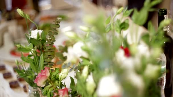 Красиво украшенный цветами свадебный стол в ресторане — стоковое видео