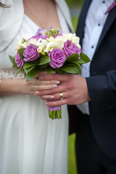 Belo buquê de casamento em noivas e noivos mãos — Fotografia de Stock