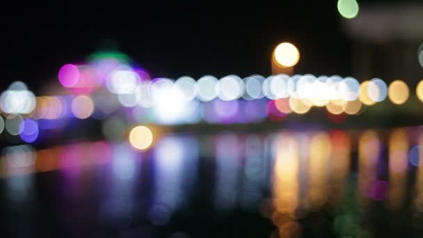 Ночной город с красочными фонарями. bokeh — стоковое видео