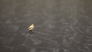 güzel alyans koyu arka plan üzerinde döner