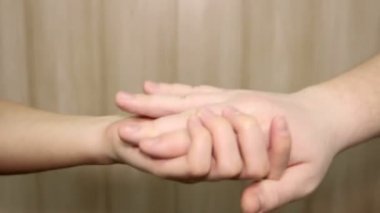 Gelin Damat nikah yüzüğü yandan Giydir