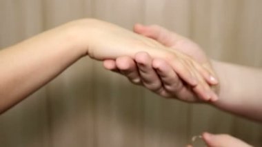 damat, yandan gelinin nikah yüzüğü Giydir