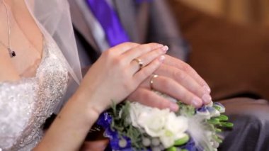 Düğün buketi gelin ve damadın elleri vardır