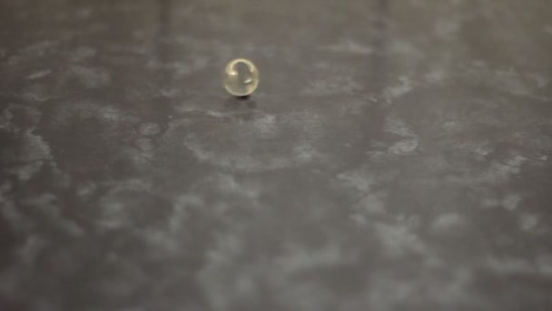 Belle bague de mariage tourne sur un fond sombre 