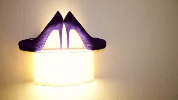 Vackra brud skor på en ljus bakgrund — Stockvideo