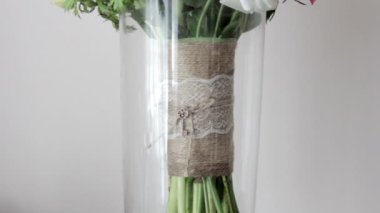 Beyaz güllü güzel bir düğün buketi