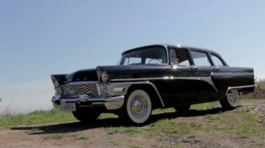 Toprak yolda eski Sovyet arabadır