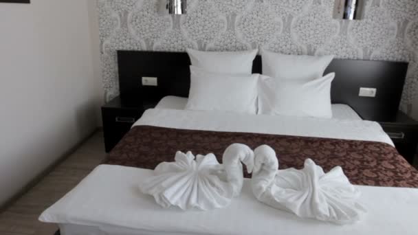 Piękne łóżko podwójne w hotelu — Wideo stockowe