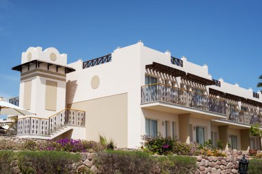 Modern blok daire mavi gökyüzü karşı