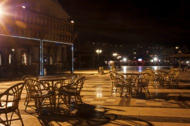 güzel bir akşam Cafe. Parlayan ışıklar