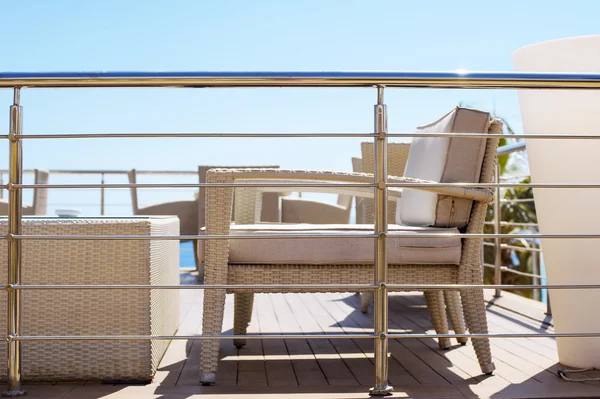 Bellissimo tavolo e sedia in vimini sul balcone dell'hotel — Foto Stock