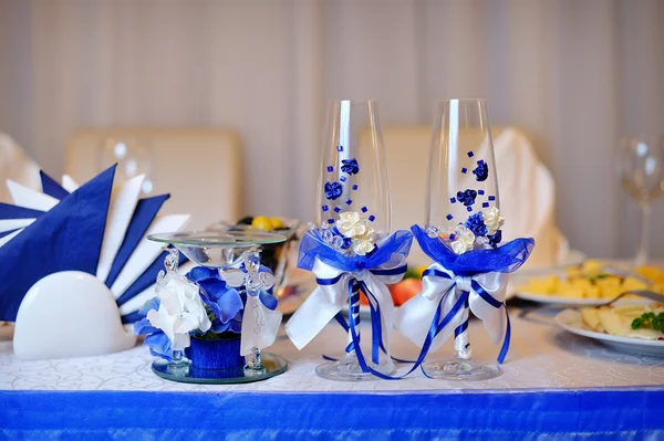 Deux verres et une bougie sur la table de fête servie — Photo