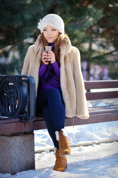 Portrait belle fille assise sur le banc dans la forêt d'hiver — Photo