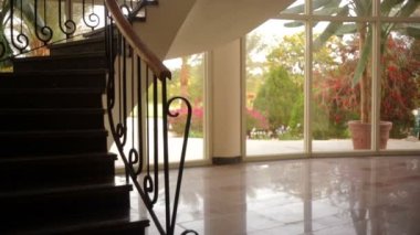 güzel bir merdiven ile otelin lobi