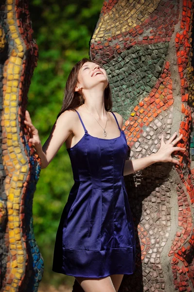 Menina bonita em um vestido azul no parque de verão — Fotografia de Stock