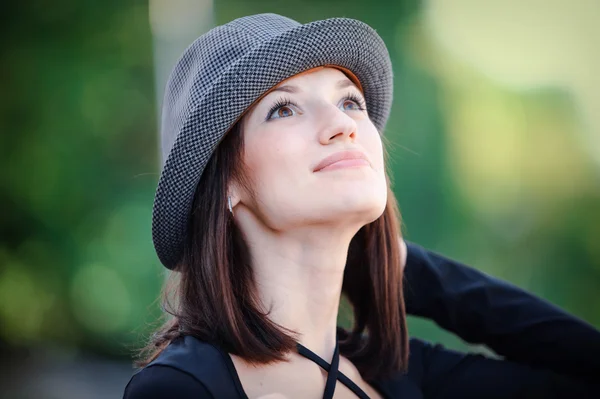 Mooie gelukkig lachende vrouw op zomer weide — Stockfoto