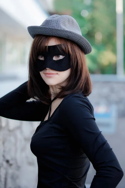 Şapka ve karnaval maskesi güzel zarif kadın — Stok fotoğraf
