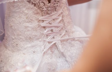 nedime elbise gelin yardımcı oluyor