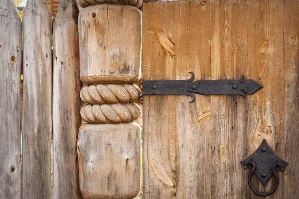 Nahaufnahme einer alten Holztür auf Metallscharnieren — Stockfoto