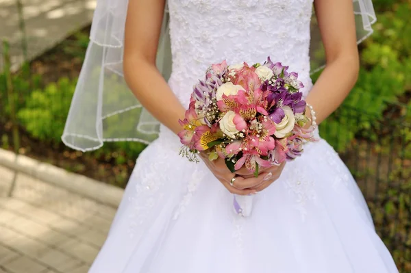 Noiva segurando um buquê de casamento na mão — Fotografia de Stock