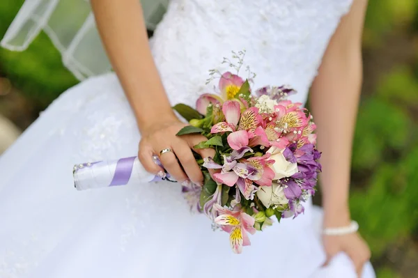 Bride with wedding  bouquet, closeup — Stock Photo, Image