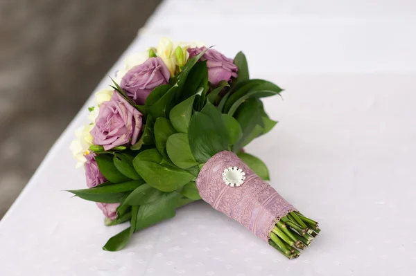 Bouquet da sposa di rose viola e bianche sul tavolo — Foto Stock