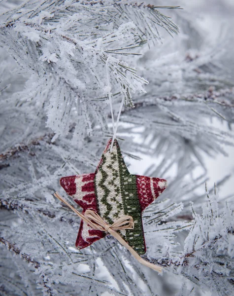 美丽的雪覆盖根松枝，用圣诞玩具 — 图库照片