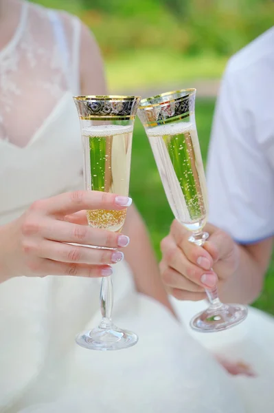 Hand the bride and groom with glasses of champagne — Stock Photo, Image