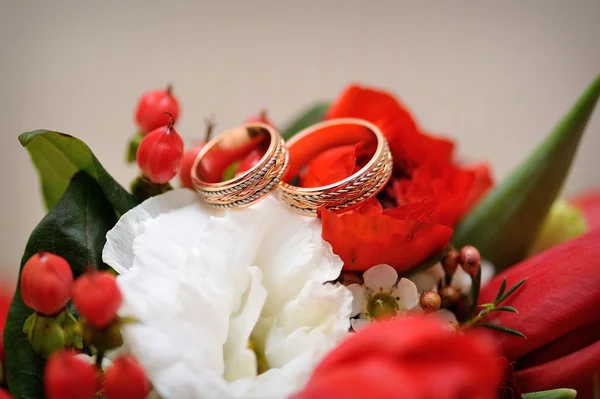 Two beautiful gold rings on wedding bouquet — Stock Photo, Image