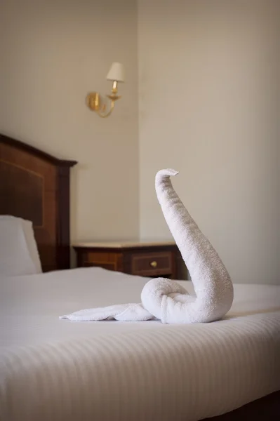 Luxuriöses Hotelbett aus nächster Nähe Handtuch — Stockfoto