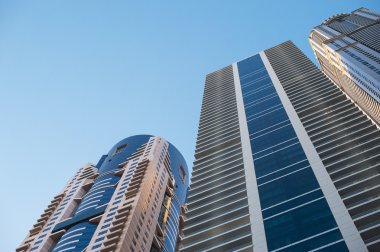 Mavi gökyüzü arka plan üzerinde güzel gökdelenler