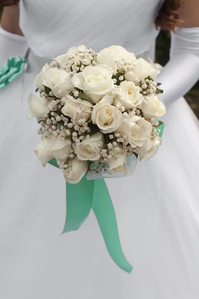Bouquet rosa bianca nelle mani della sposa — Foto Stock