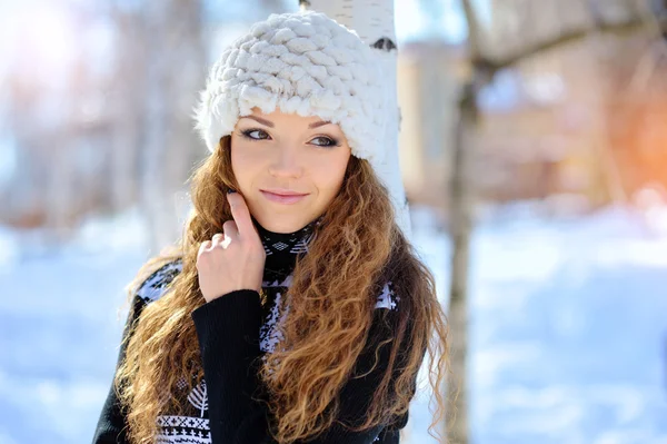 Mulher abraçando-se frio no tempo de inverno — Fotografia de Stock