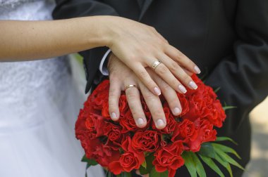 eller ve yüzük gelin ve Damat Düğün buket üzerinde